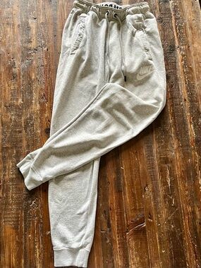 Nike women’s Light Gray “Just Do It”Fleece Joggers with Logo Sz XS